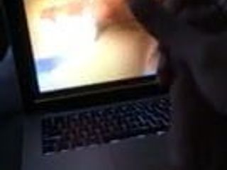 Fanul se masturbează la unul dintre videoclipurile mele