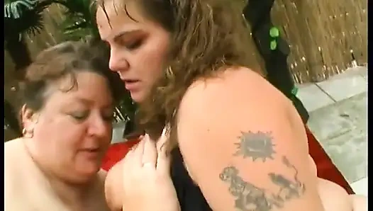 İri göğüslü şişman piliç açık havada adam tarafından sikiliyor