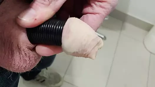 Horoz sıkı bir tüpte sıkışmış