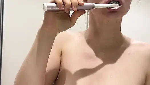 Teen Mit Zahnspange Putzt Zähne