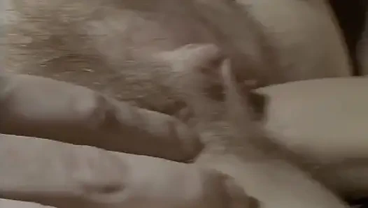 Önce Kanepede Mastürbasyon Yapıyor, Sonra Bir Penisi Poposuna Alıyor