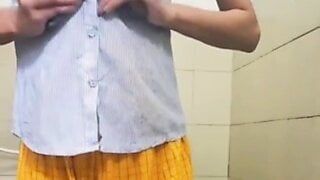 Indian teen girl – showing herself nude in washroom