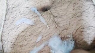 Escravo sexy está masturbando seu próprio corpo ...