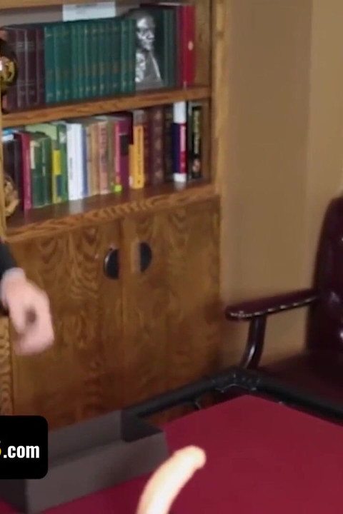 传教士男孩 - 两个男孩偷偷溜进主教的房间里, 一边偷窥他的假阳具一边变得饥渴