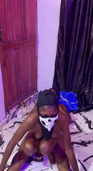 Majikan hot ngentot habis-habisan sama pelayannya.