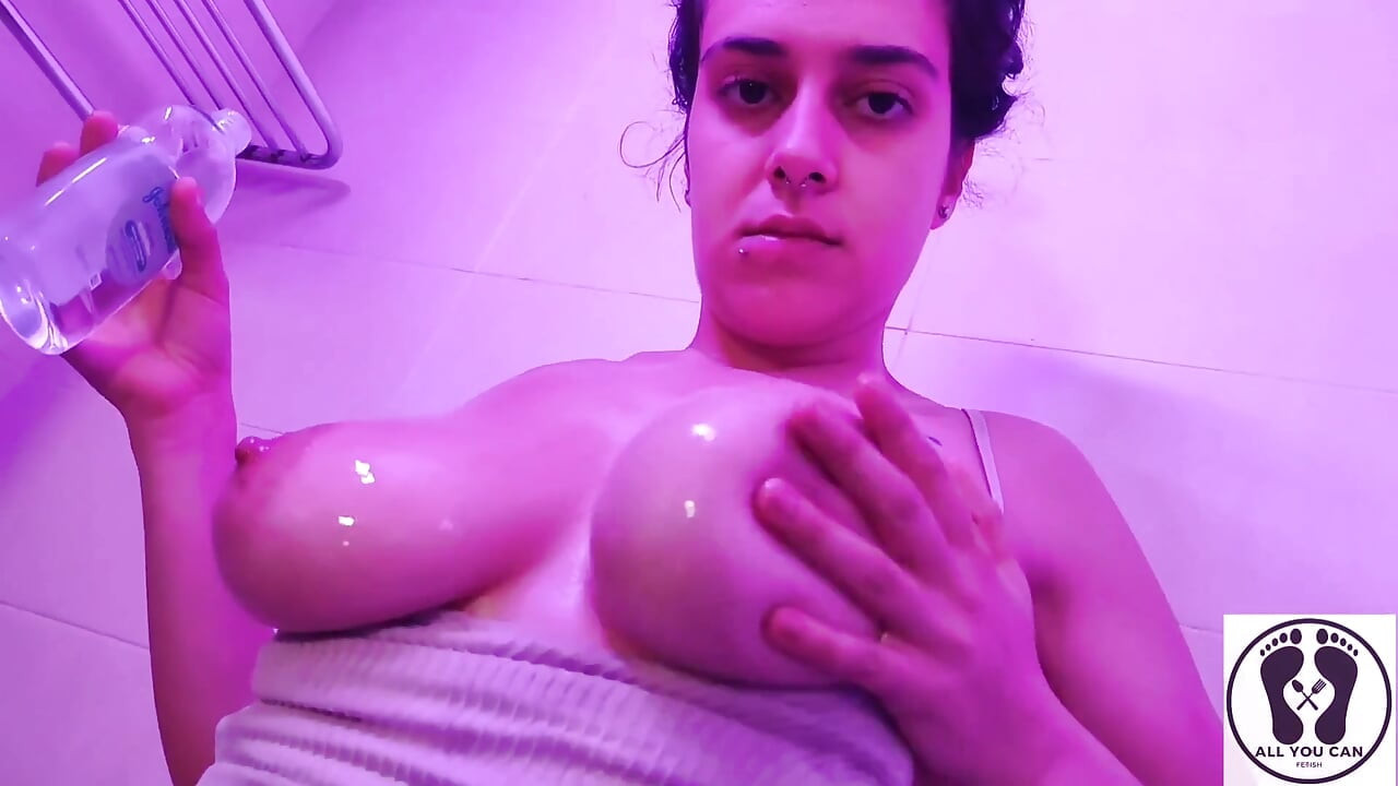 Une chatte du cul mouillée et dégoulinante avec des seins huilés sous la douche
