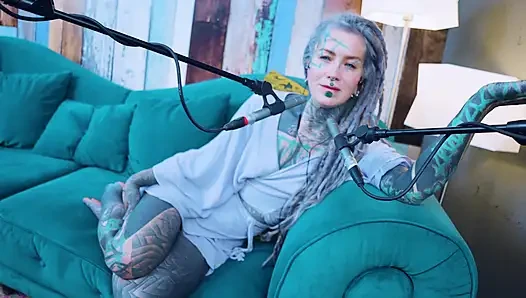 Ich spreche über R - Relief - ASMR podcast SFW spricht goth dünnes mädchen dreadlocks tattoo-modell inked mädchen