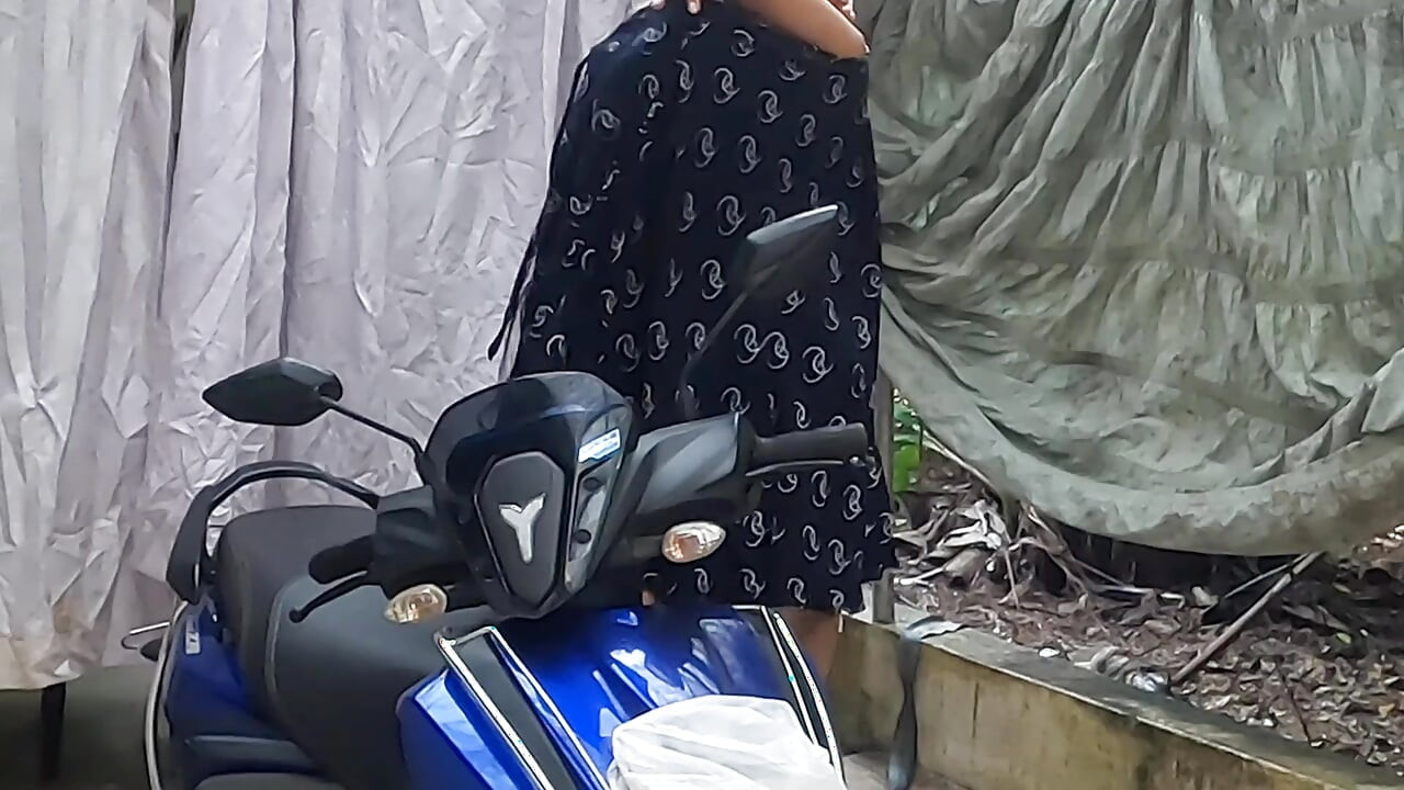 Kerala chache scooter'da çıplak fotoğraf çekimi. Mallu kız seksi göğüslerini ve götünü göstermek için soyunuyor.