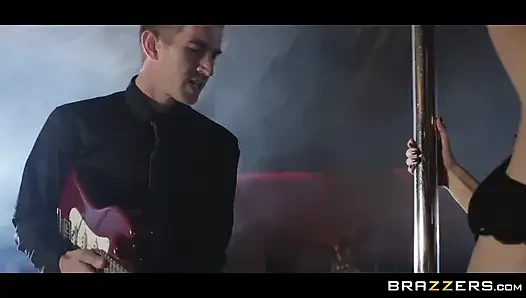 Brazzers - Danny film çekmeye çalışıyor ama sonunda en iyi yaptığı şeyi yapıyor, Viola Bailey'i sikiyor