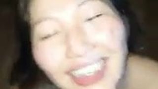 Une femme kazakh asiatique excitée fait plaisir à un groupe de bites russes