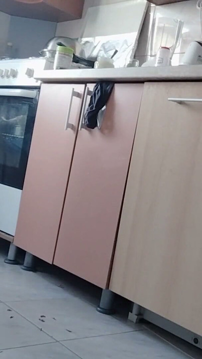 Σέξι γυμνή γυναίκα ετοιμάζει φαγητό στην κουζίνα. Τριχωτή μελαχρινή, μεγάλος κώλος, μεγάλα βυζιά. | Clip 1