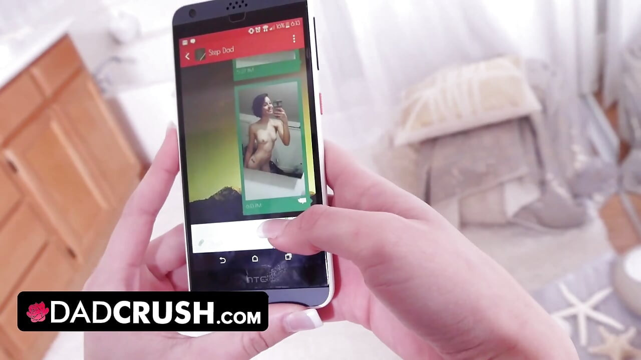 Dadcrush - número equivocado! Hijastra cachonda envía a su padrastro desnudos por error y lo hace correrse