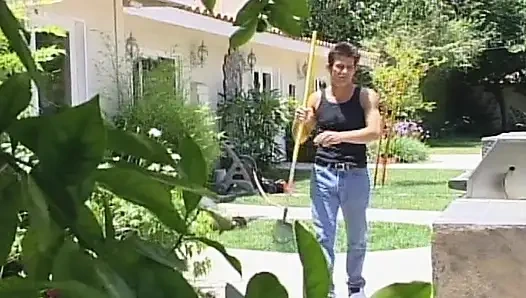 Hariy amcıklı amatör hatun açık havada gösteride sikiliyor