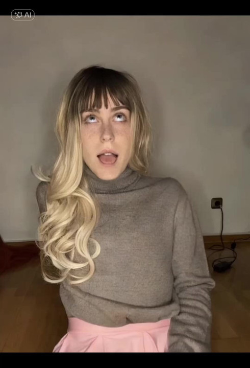 ブロンドの小柄な18歳女の子が跳ねる