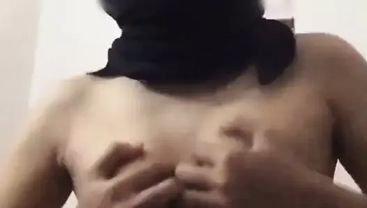 Une asiatique en hijab se déshabille et se fait baiser