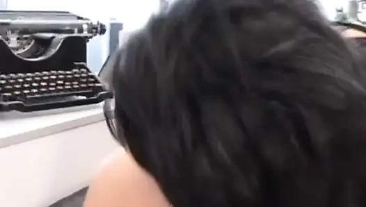 Aksi hot dua tante seksi perancis yang lagi asik muasin memek satu sama lain pakai mainan seks