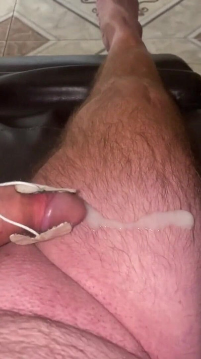 Zapanjujući trenutak iz "Hands Free E-Stim Cum"