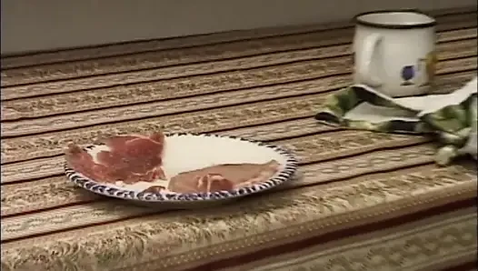 Kızıl saçlı kız mutfakta anal sikişiyor