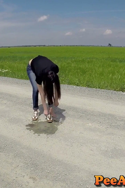 Membasahi seluar jeans saya di jalan kotoran