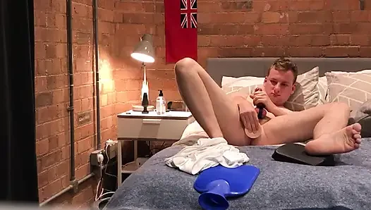 Twink ayaklarını gösteren dildoyla kendini sikiyor
