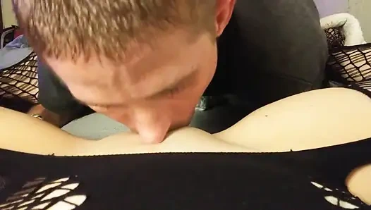 Alex lagi asik jilat memek addy