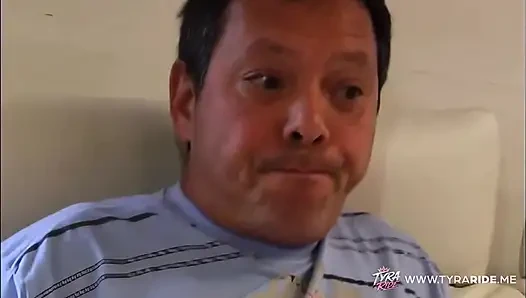 Tutkulu yatak odasında olgun sarışın orta yaşlı seksi kadın