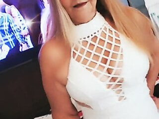 Eu em um vestido branco