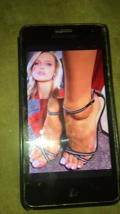 KAROLINA PISAREK SEXY FEET CUMSHOT AGAIN MASSIVE CUMSHOT