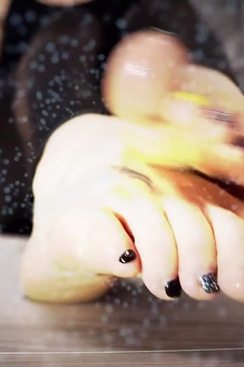 Deny your orgasm again and again over my oiled feet ! Mesmerizing mindfuck!