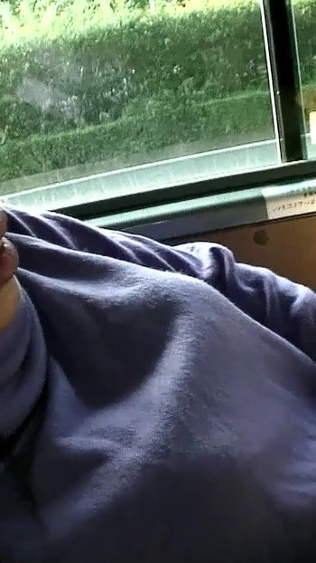 Emotionaler moment von "Kleines japanisches schulmädchen 18 spricht mit erstem blowjob im auto von altem mann"