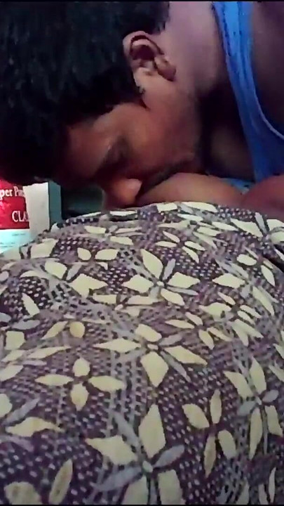 Moment époustouflant de « Une femme du village indienne aux seins sexy s’embrasse et presse un cul »