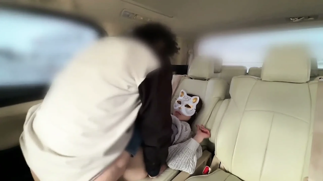 上班前, 两人在车上发生了婚外情
