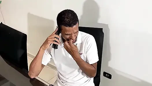 Baba üvey oğlunun kız arkadaşını onunla sikiyor