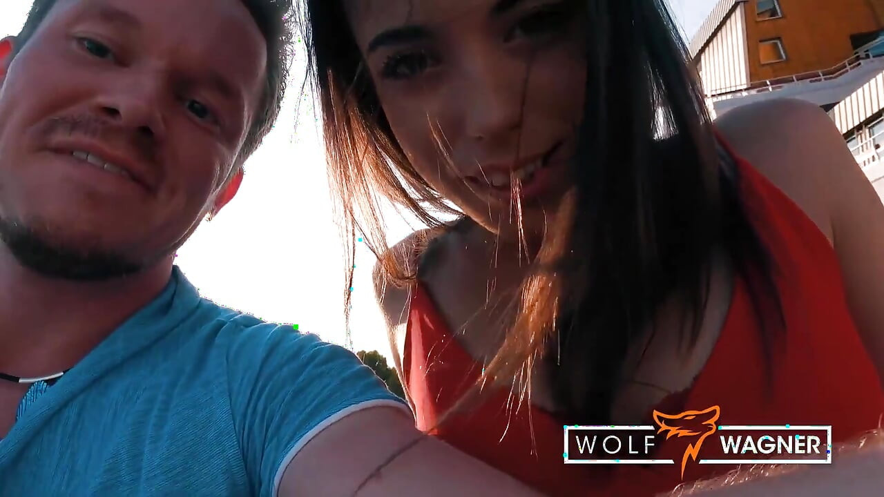 Hete nimf Anastasia laat zijn lul ontploffen! WOLF WAGNER
