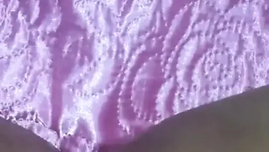 Porno-mädchen masturbiert in strumpfhosen und stöhnt in POV