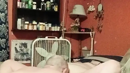 Boşalana kadar bana oral seks yapıyor ve devam ediyor