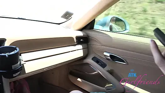 Ava Davis sikilmeden önce yarağı gırtlağına kadar alıyor ve ıslak dölleniyor