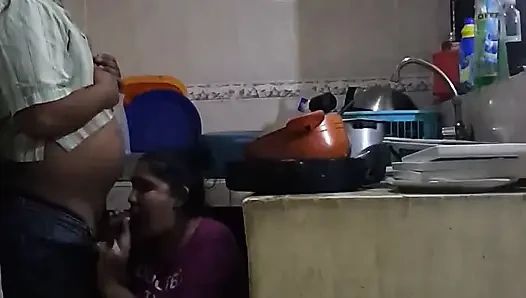 Mutfakta çalışanla sikişiyor ve emiyor