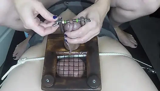 Orta yaşlı seksi kadın taze sperm çıkarmak için ortaçağ aracı kullanıyor