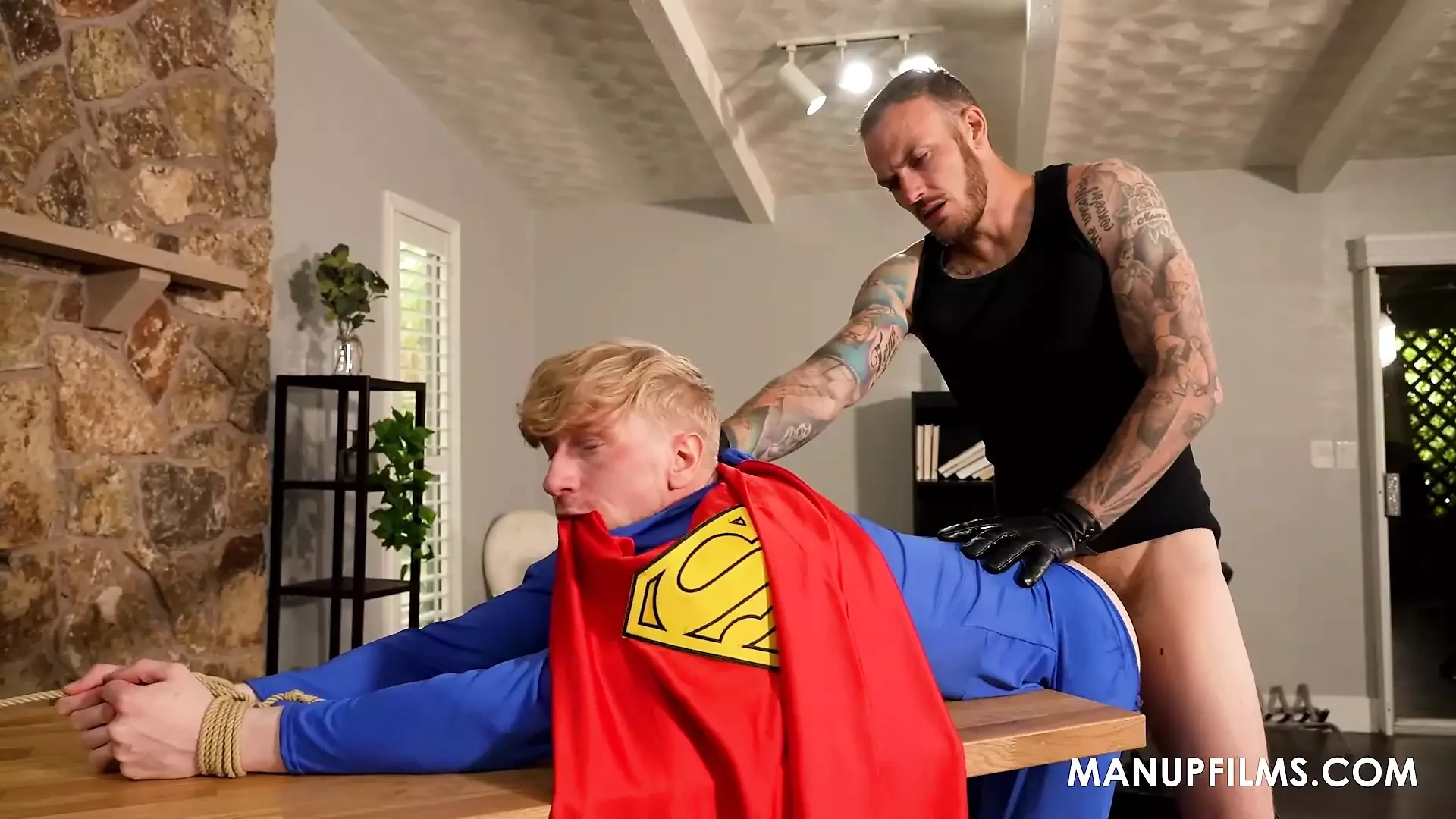 Kekalahan Superman Gay Teruk oleh ManUp