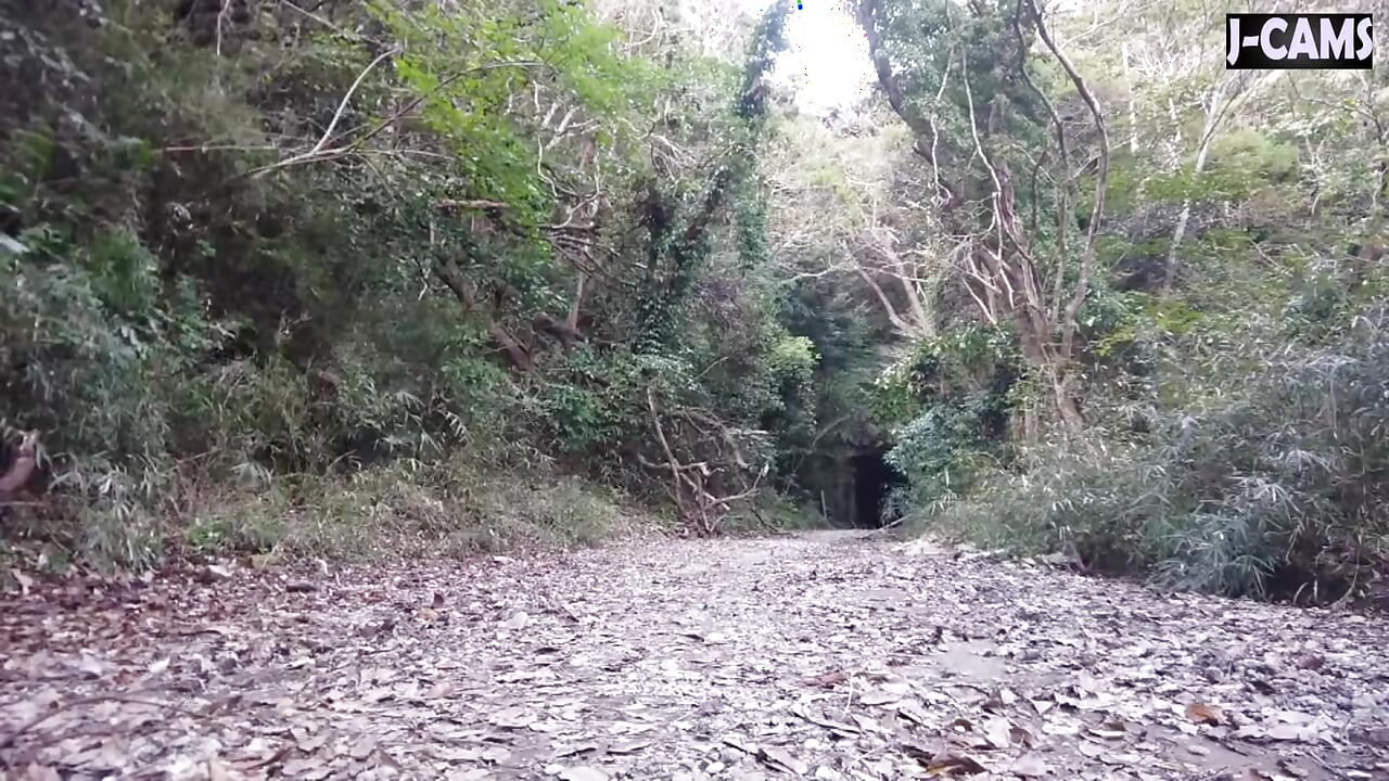 Alegre senhora do escritório com lábios brilhantes se inclina em close sorridente enquanto ela saboreia o momento episódio 2