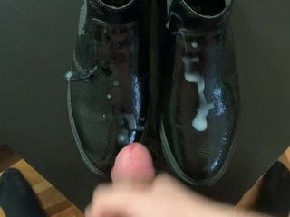 Filho goza em botas de cano alto novas