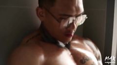 Tatuaje muscular tailandés, adoración y masturbación