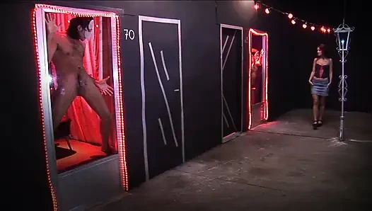 Lubang persetubuhan kuat dari celah pink chica bernafsu terlihat sedikit penuh sperma