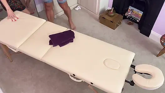 Мускулистый мужчина получает дрочку со счастливым окончанием