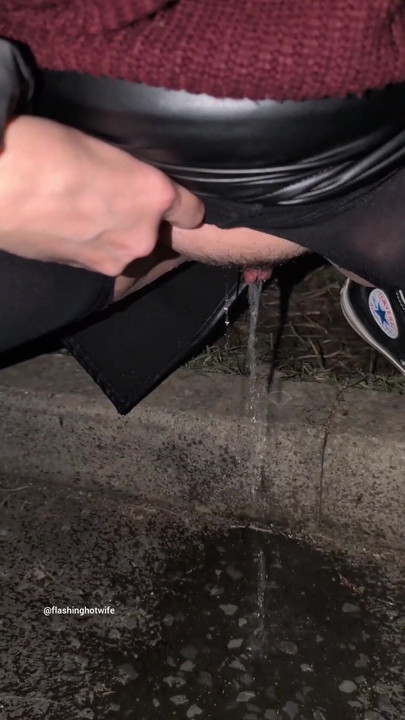 ホットな妻が屋外でおしっこをするコンピレーション | クリップ 1