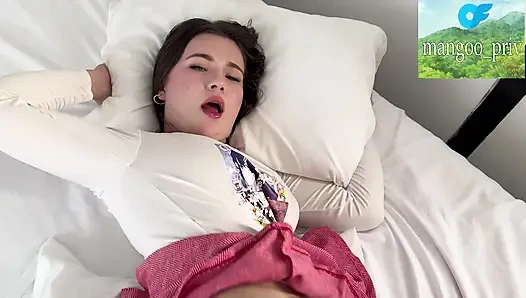 Güzel otaku kız bir otelde sikiliyor ve yarak emme yeteneğiyle sürpriz yapıyor