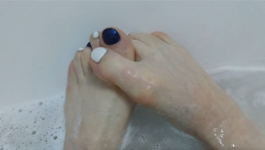 Fétichisme des pieds par maîtresse Lara dans sa salle de bain privée