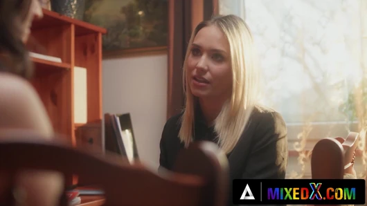 MIXEDX - die brünette ehefrau amirah nimmt die heiße anwältin dakotas zunge im büro