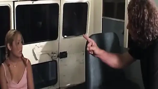 Sarışın orta yaşlı seksi kadın yarağı gırtlağına kadar alıyor ve ateşli yüze boşalma alıyor
